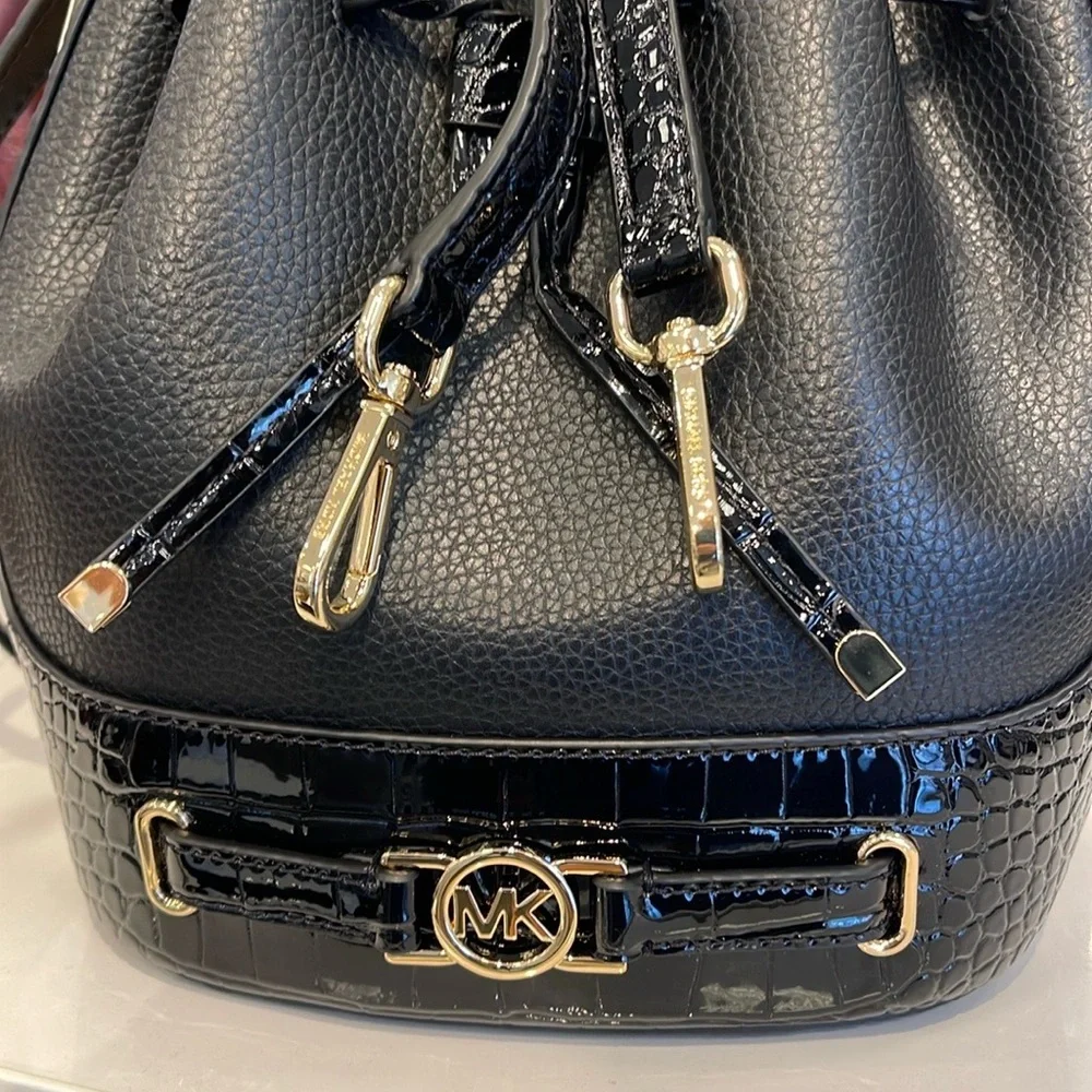 MICHAEL KORS  Reed Medium Pebbled Leather Belted Bucket Messenger Satchel Crossb